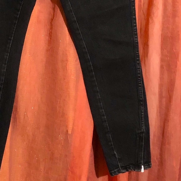 AMO REVOLVE $290 Black Wash Twist Zip Skinny Jeans EUC! - Picture 6 of 11
